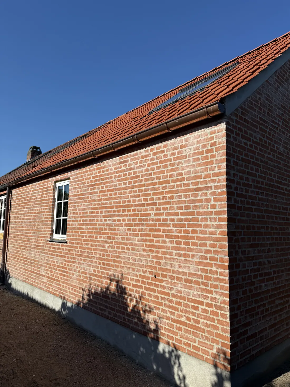 Facade på tilbygning med nyt tegltag og ovenlysvinduer - Top Hansen ApS