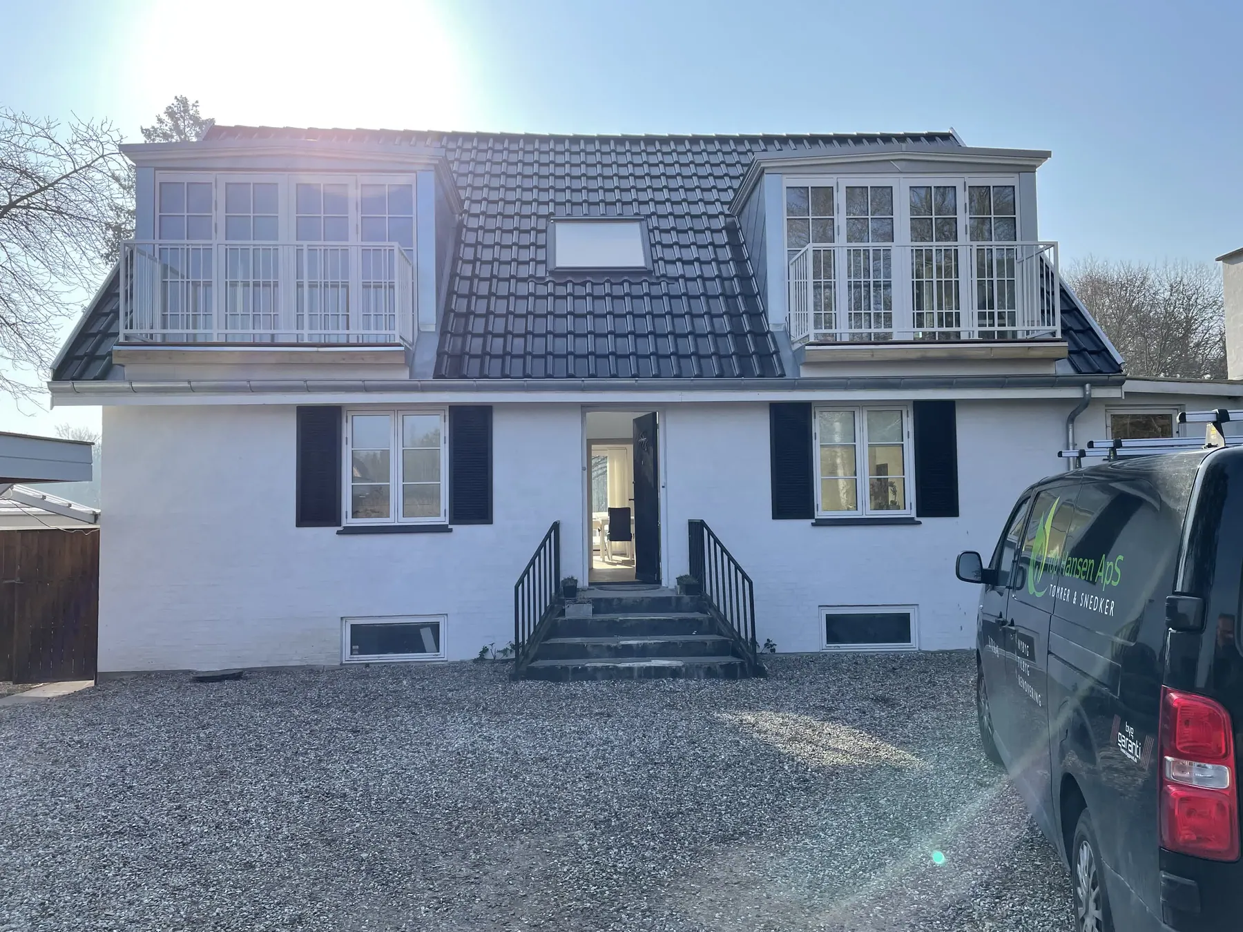 Nyt tegltag med kviste på hvidt hus i Fredensborg - tagrenovering af Top Hansen ApS